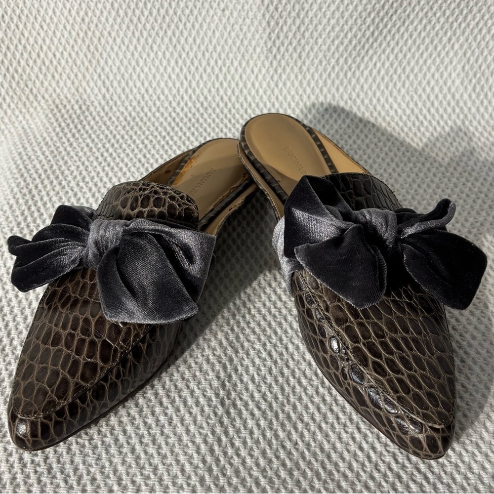 Banana Republic Sz 6 Brown Croc-Embossed Pointed Toe Mules Velvet Bow Accent